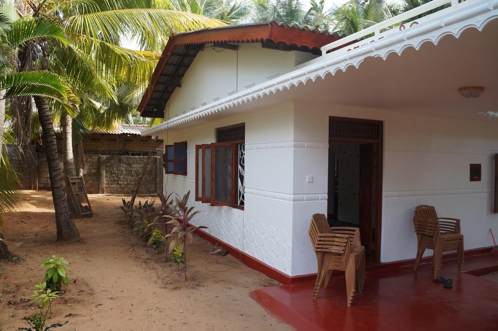 Little White House Hotel Trincomalee Exterior photo