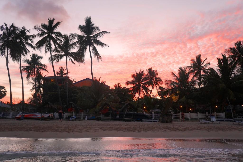 Little White House Hotel Trincomalee Exterior photo