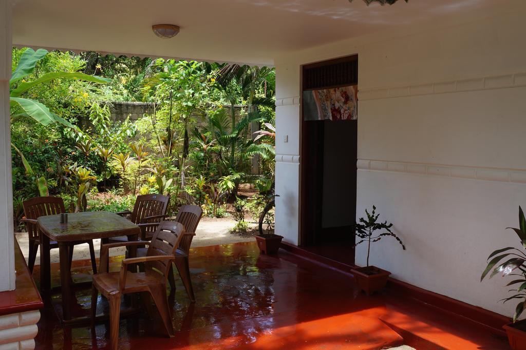 Little White House Hotel Trincomalee Exterior photo