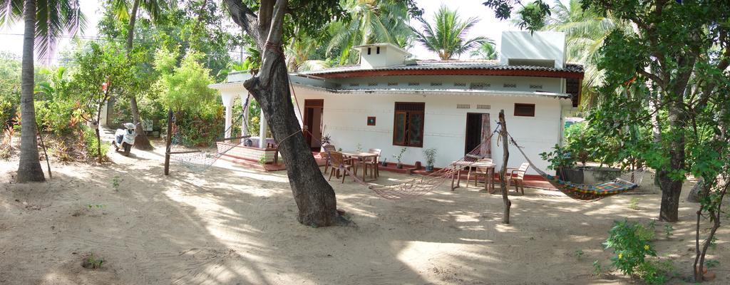 Little White House Hotel Trincomalee Exterior photo