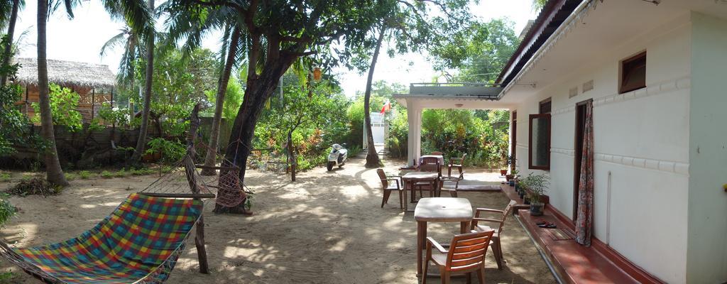 Little White House Hotel Trincomalee Exterior photo