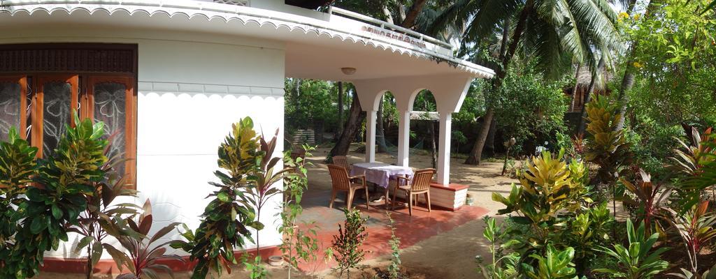 Little White House Hotel Trincomalee Exterior photo